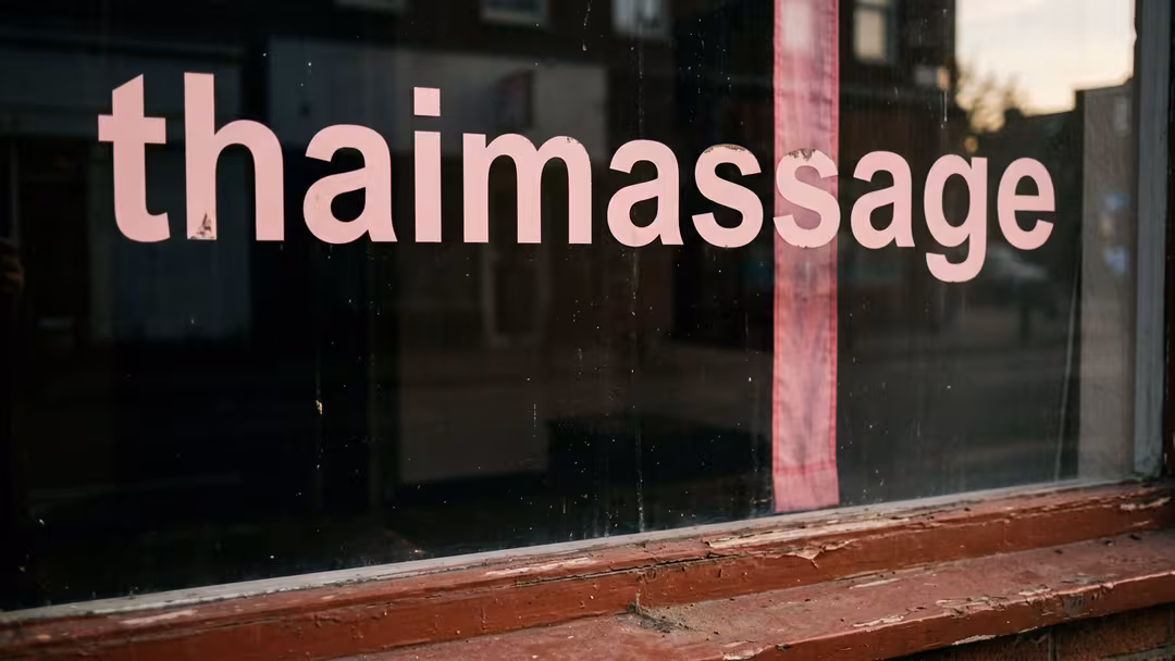 Massagesalongägare döms för slavliknande förhållanden
