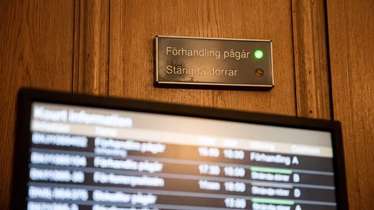 Flicka våldtogs på chefens jobb