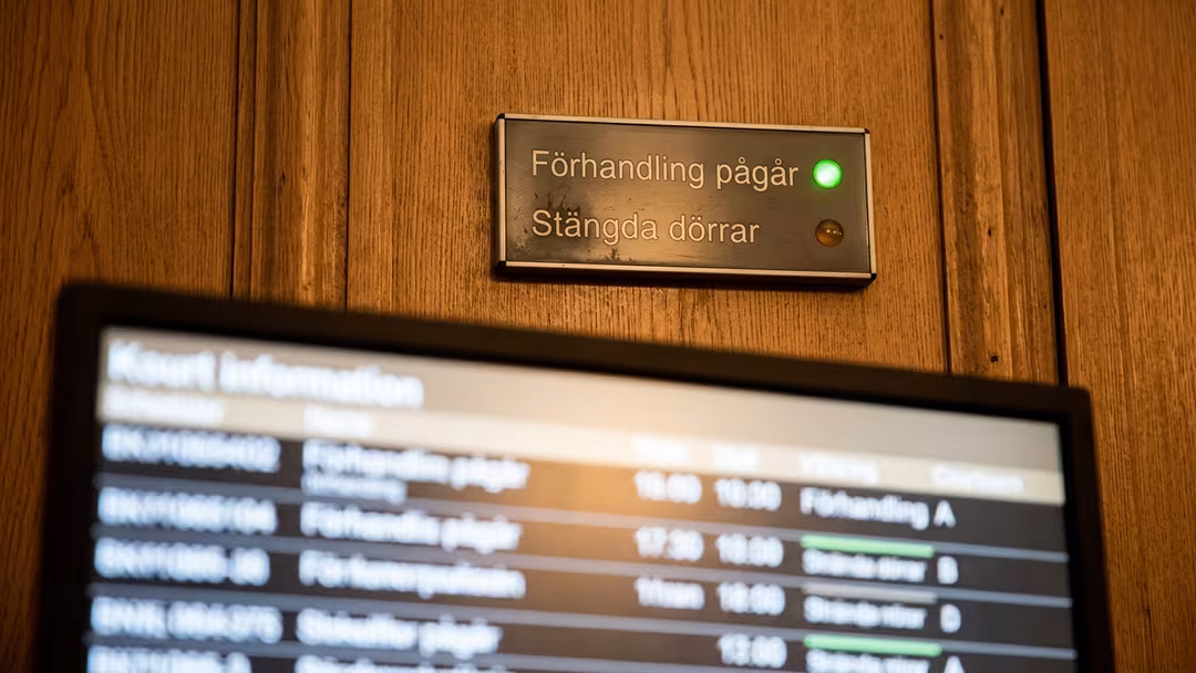 Flicka våldtogs på chefens jobb