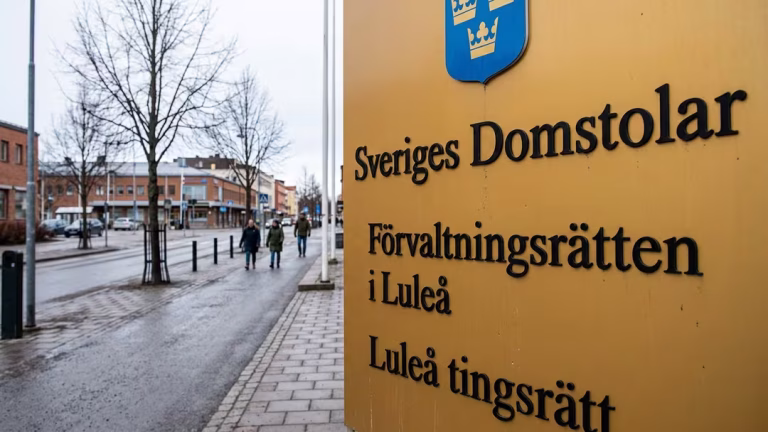 Hotade med skjutvapen inför barn