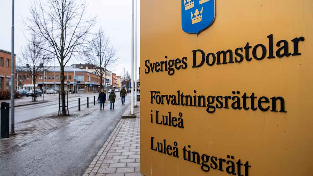 Hotade med skjutvapen inför barn Hotade med skjutvapen inför barn