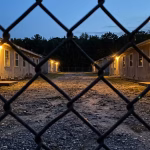Skolbygget stoppat – barn i baracker