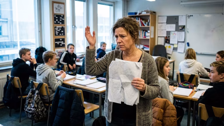 Chefers lönehöjning hånar drabbad personal