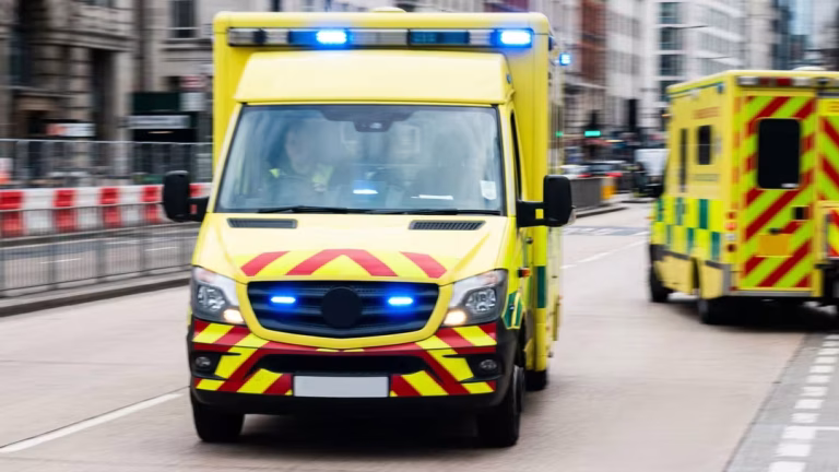 Kvinna föll från balkong på boende