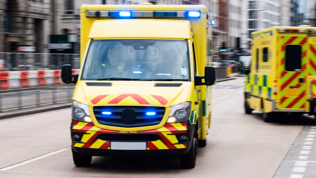 Kvinna föll från balkong på boende Kvinna föll från balkong på boende