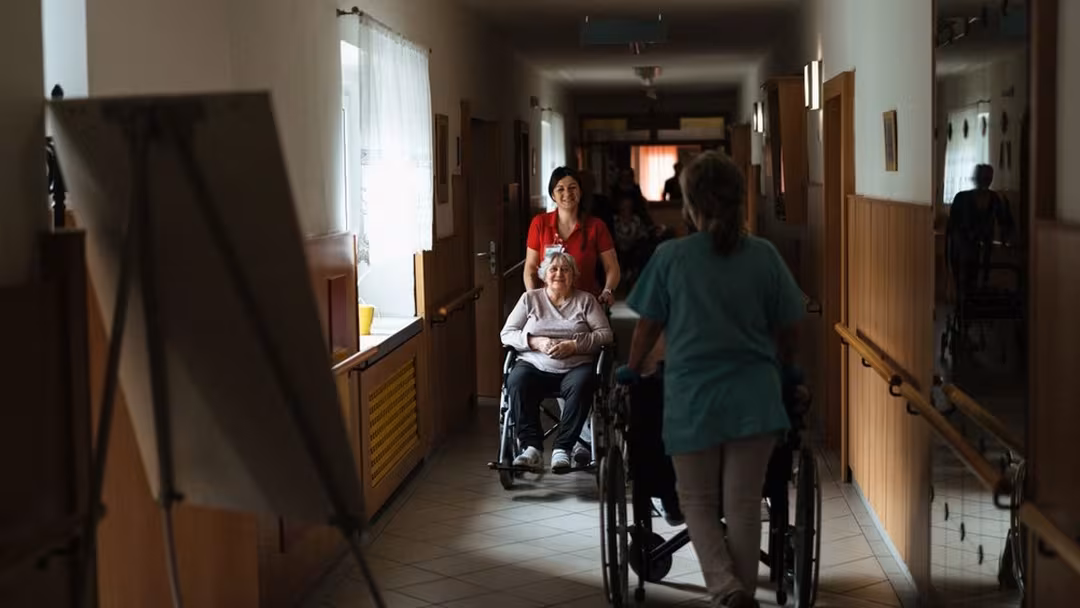 Lämnad ensam trots fallrisk – bröt höften