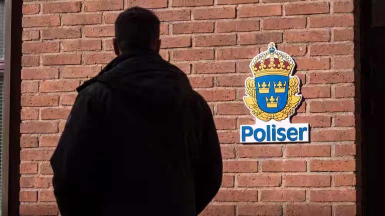 Åtalad polis kopplad till pedofilnätverk