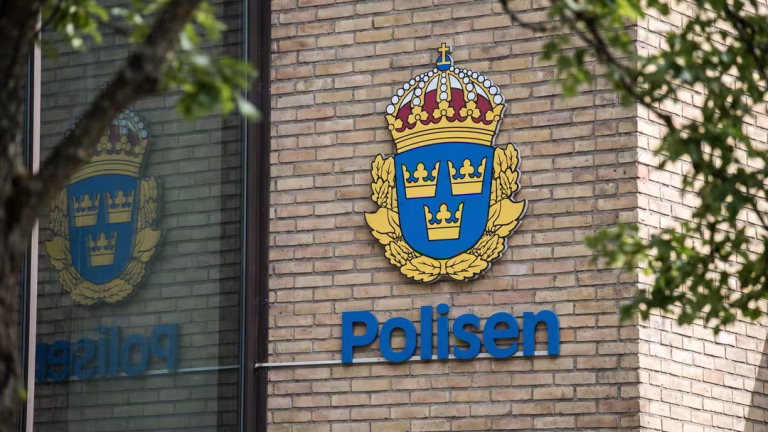 Polis åtalad för barnvåldtäkt i pedofilnätverk
