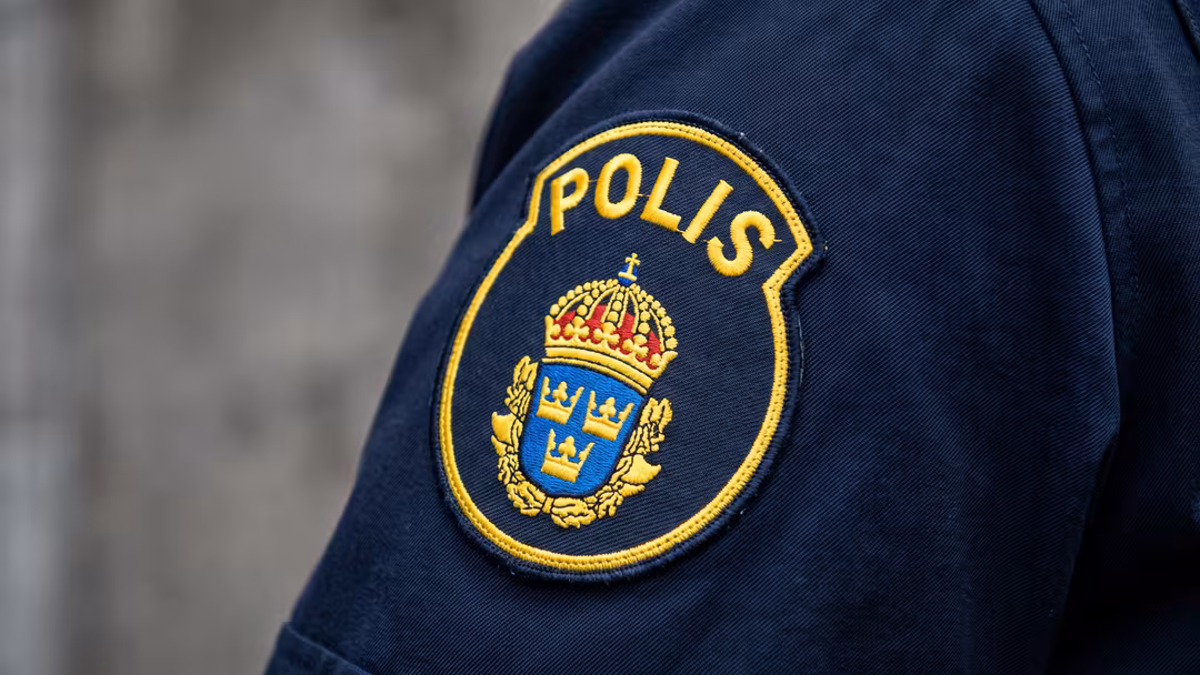 Polis åtalad för barnvåldtäkt kopplas till nätverk