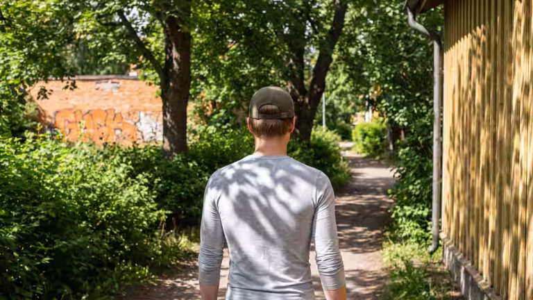 Socialen tvingade Nova bo kvar hos våldtäktsman